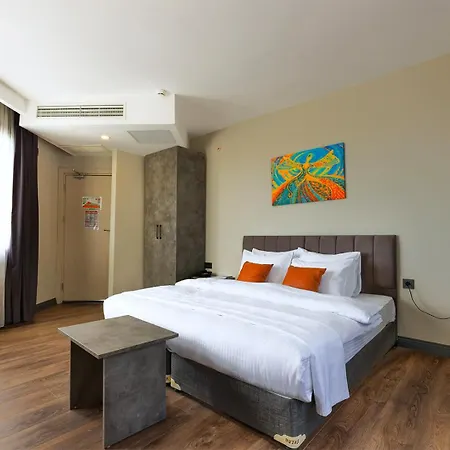 Grand Royal Hotel *