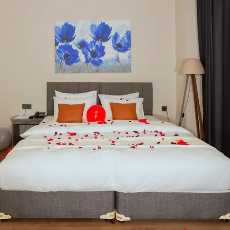 Grand Royal Hotel *