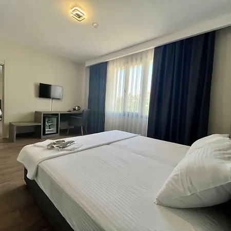Grand Royal Hotel *